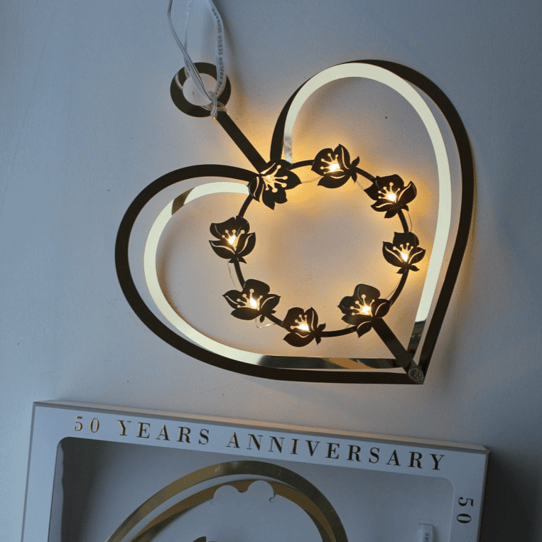 Jette Frölich Design Julepynt Gullhjerte med blomsterranke og LED lys